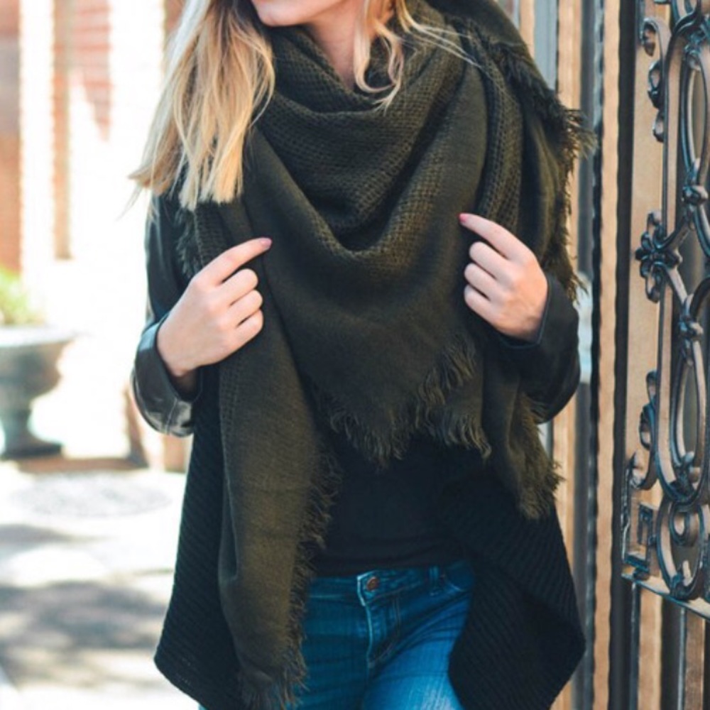 🌿1 LEFT🌿Olive Green Open Weave Blanket Scarf - Picture 2 of 5